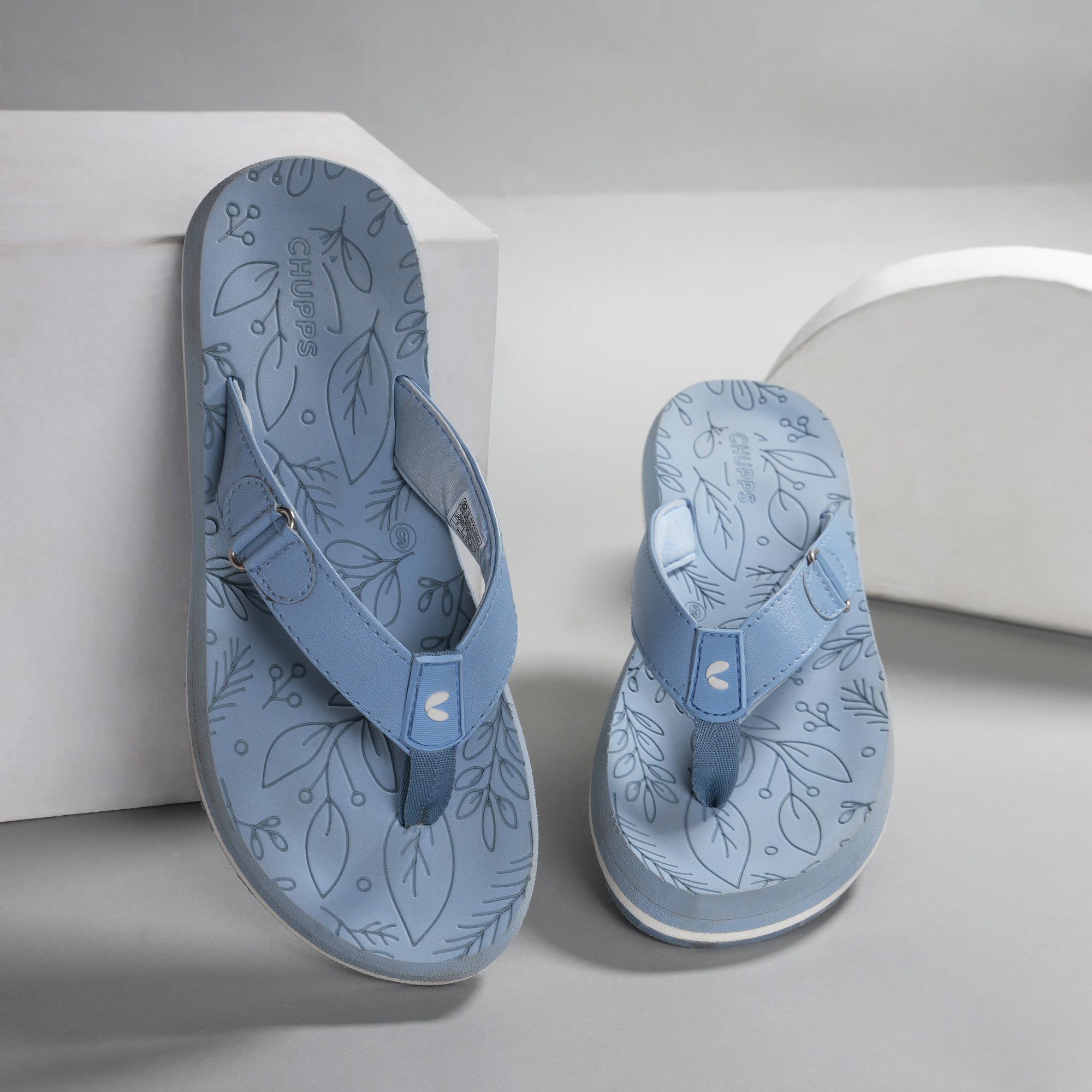 Women&#39;s sky blue casual flip-flops with cushioned footbed detail